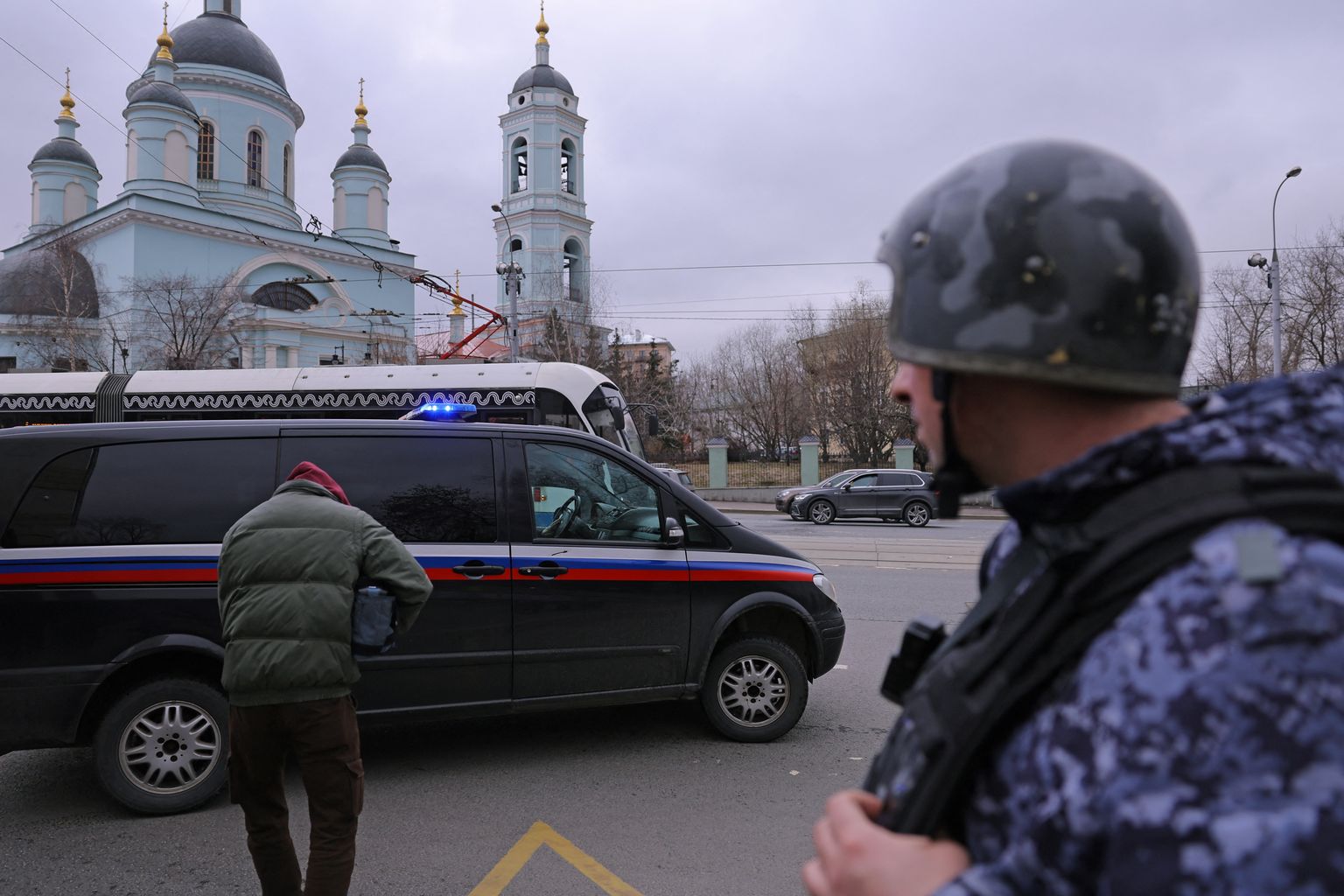 Автомобиль с репортером The Wall Street Journal Эваном Гершковичем, задержанным по подозрению в шпионаже, уезжает от здания суда в Москве.