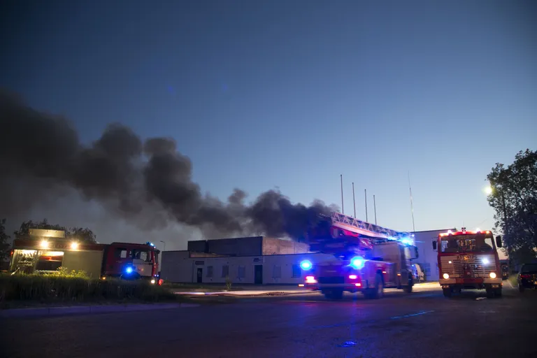 Suur-Sõjamäe tänava jäätmejaamas põles kolm hoonet, mille kustutamine kestis kaks päeva