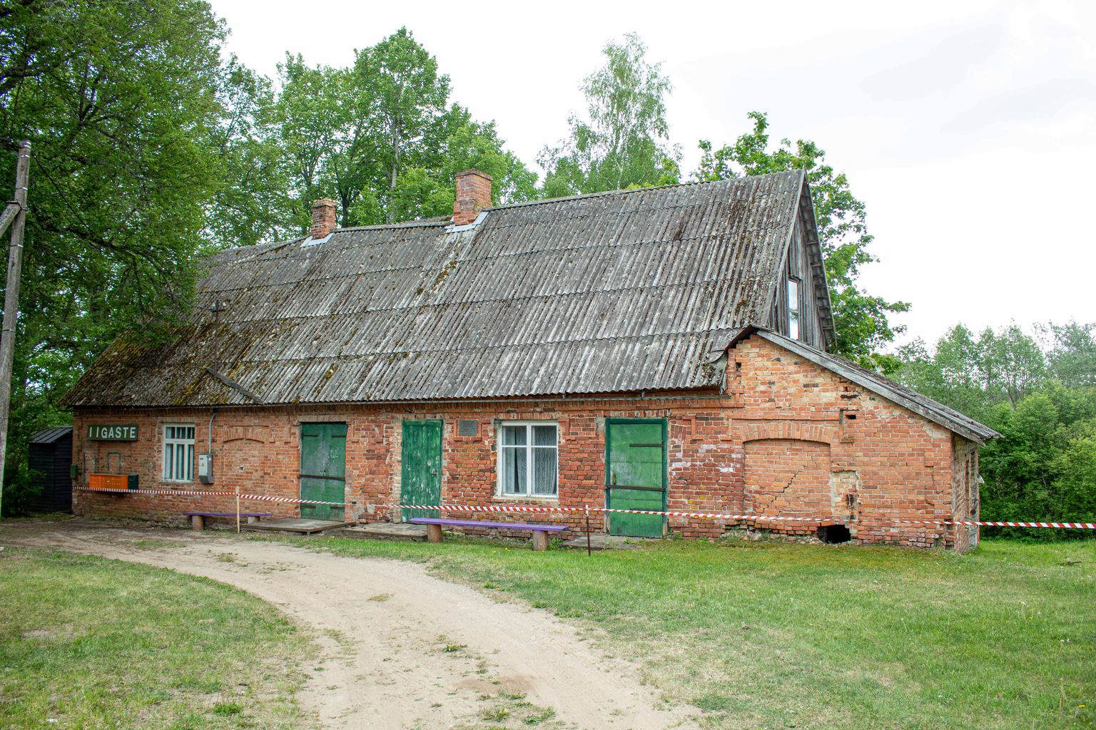 Iigaste külakeskuse ja külamuuseumi hoonena toimiv maja on nüüdseks lintidega piiratud, et keegi end majas ohtu ei seaks.