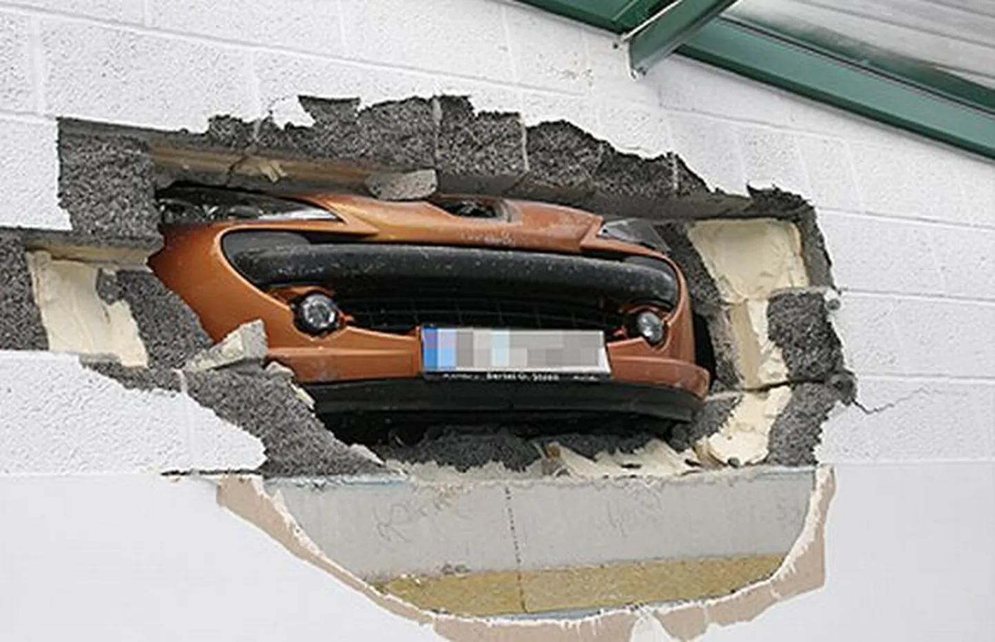 Norras sõitis 50-aastane naine autot parkides läbi seina.