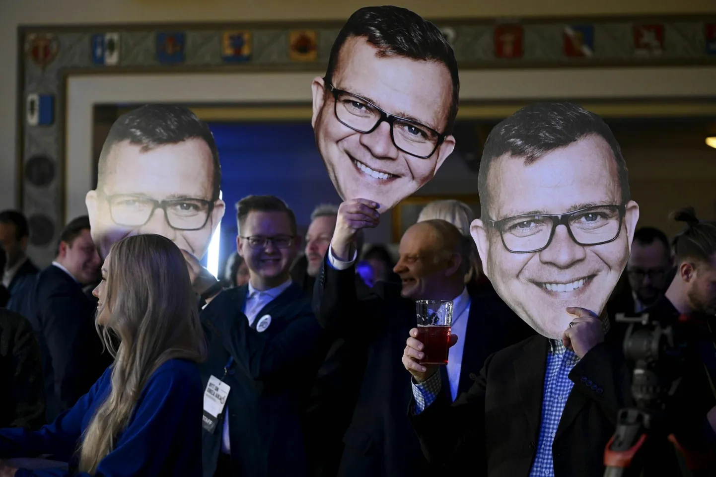 Koonderakonna liikmed ja toetaja partei juhi Petteri Orpo piltidega valimispeol Helsingis üleeile õhtul. 