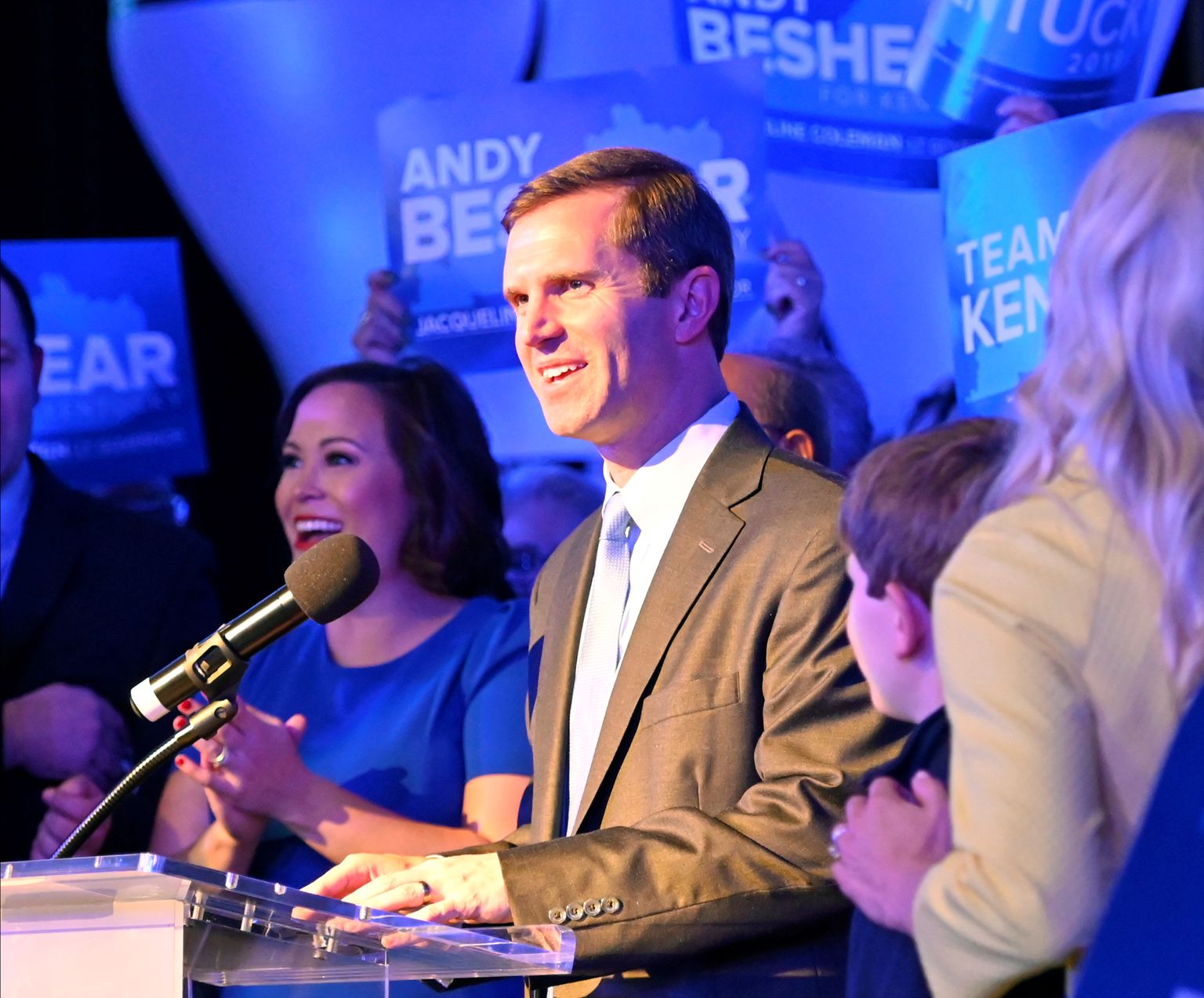 USA Kentucky osariigi peaprokurör Andy Beshear teisipäeva õhtul pärast valimisprognooside selgumist, mis näitasid tema võitu osariigi kuberneri valimistel.