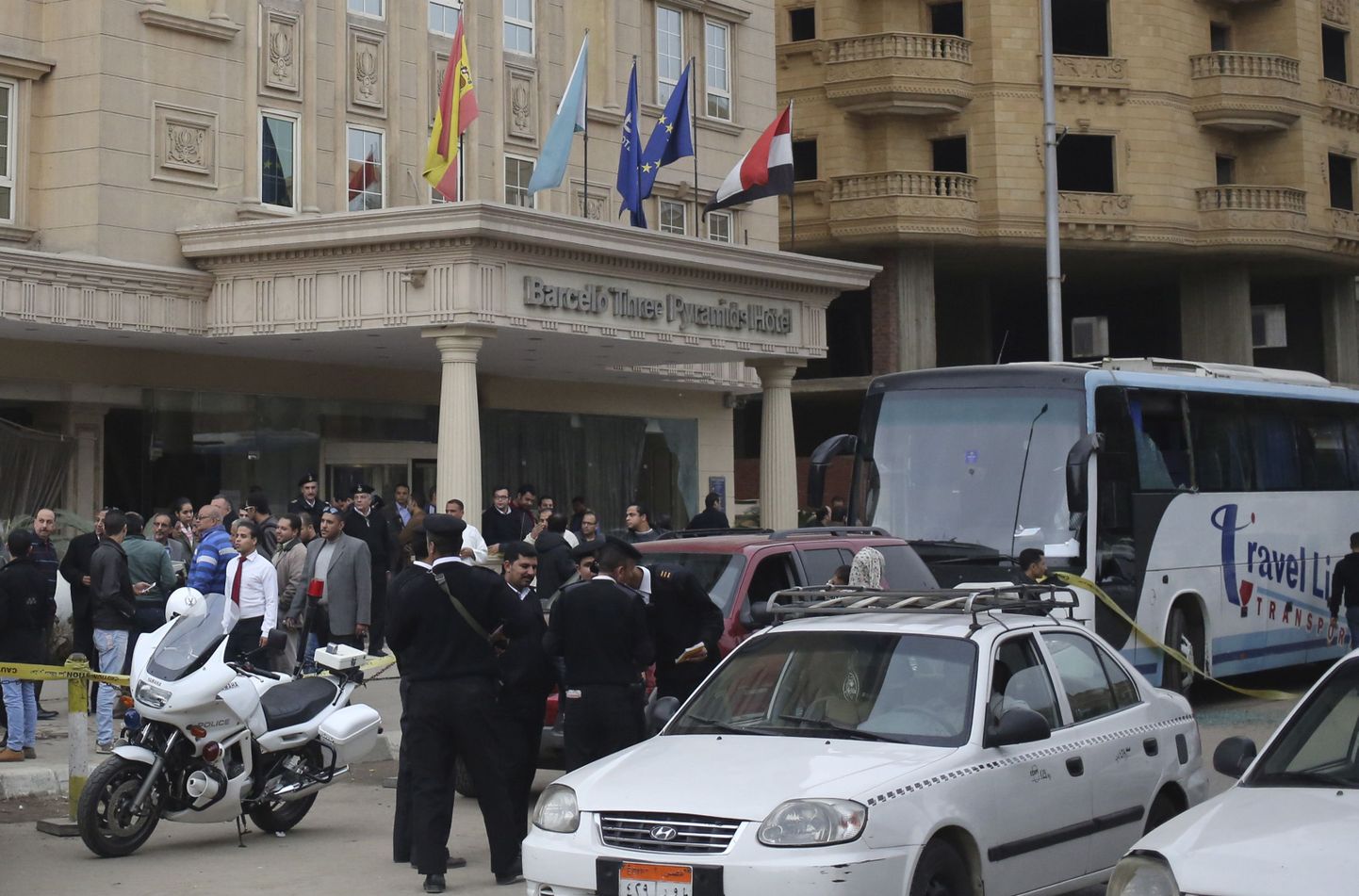 Egiptuse politsei Giza hotelli ees, kus leidis aset turismibussi tulistamine.