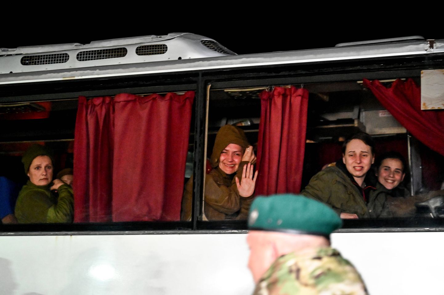 Sievietes, kas atbrīvotas no Krievijas gūsta liela mēroga karagūstekņu apmaiņas ietvaros, autobusā Zaporižjē Ukrainas dienvidaustrumos.