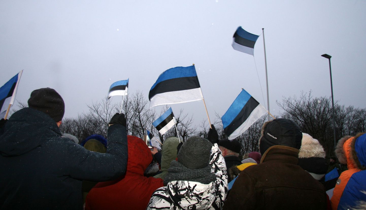 Kui tavapäraselt on Eesti sünnipäeva hommikul päikesetõusu ajaks Valastele lipuheiskamisele  kogunenud sadu inimesi, siis sel aastal soovitatakse kogunemisi vältida.