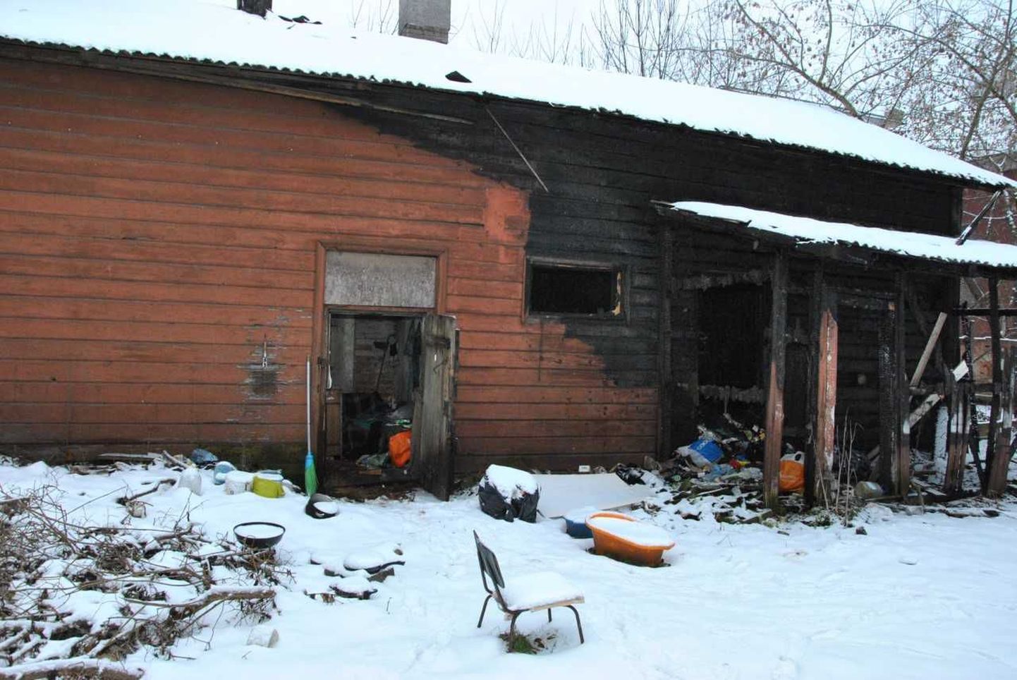Дом на Нарвском шоссе в Тарту, в котором спасатели нашли двух бездомных.