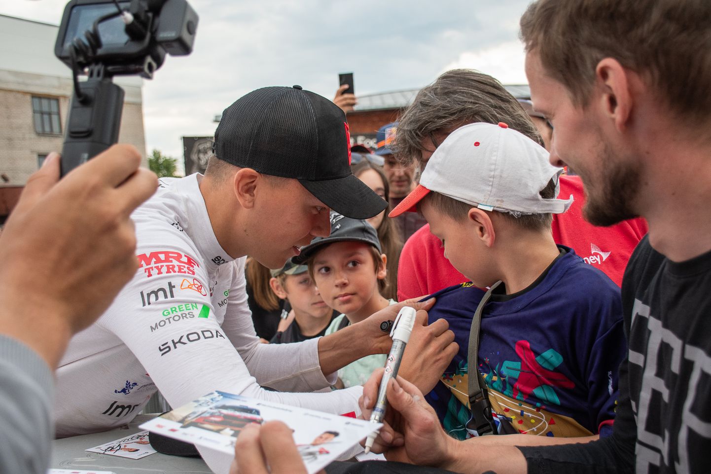 Rallija braucējs Mārtiņš Sesks sniedz autogrāgus Eiropas rallija čempionāta (ERC) sezonas ceturtā posma "Tet Rally Liepāja" atklāšanas pasākumā Liepājā.
