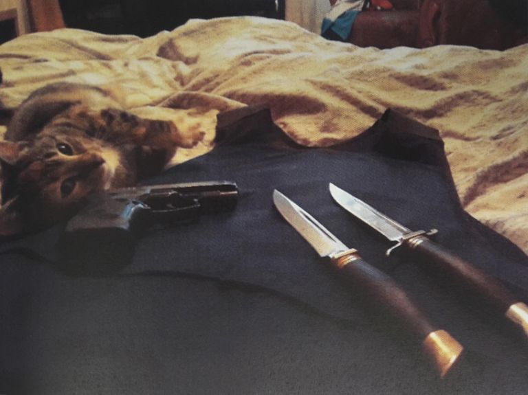 Найденное в телефоне Керта Кензапа фото, на котором он хвастается пистолетом, бронежилетом и ножами.