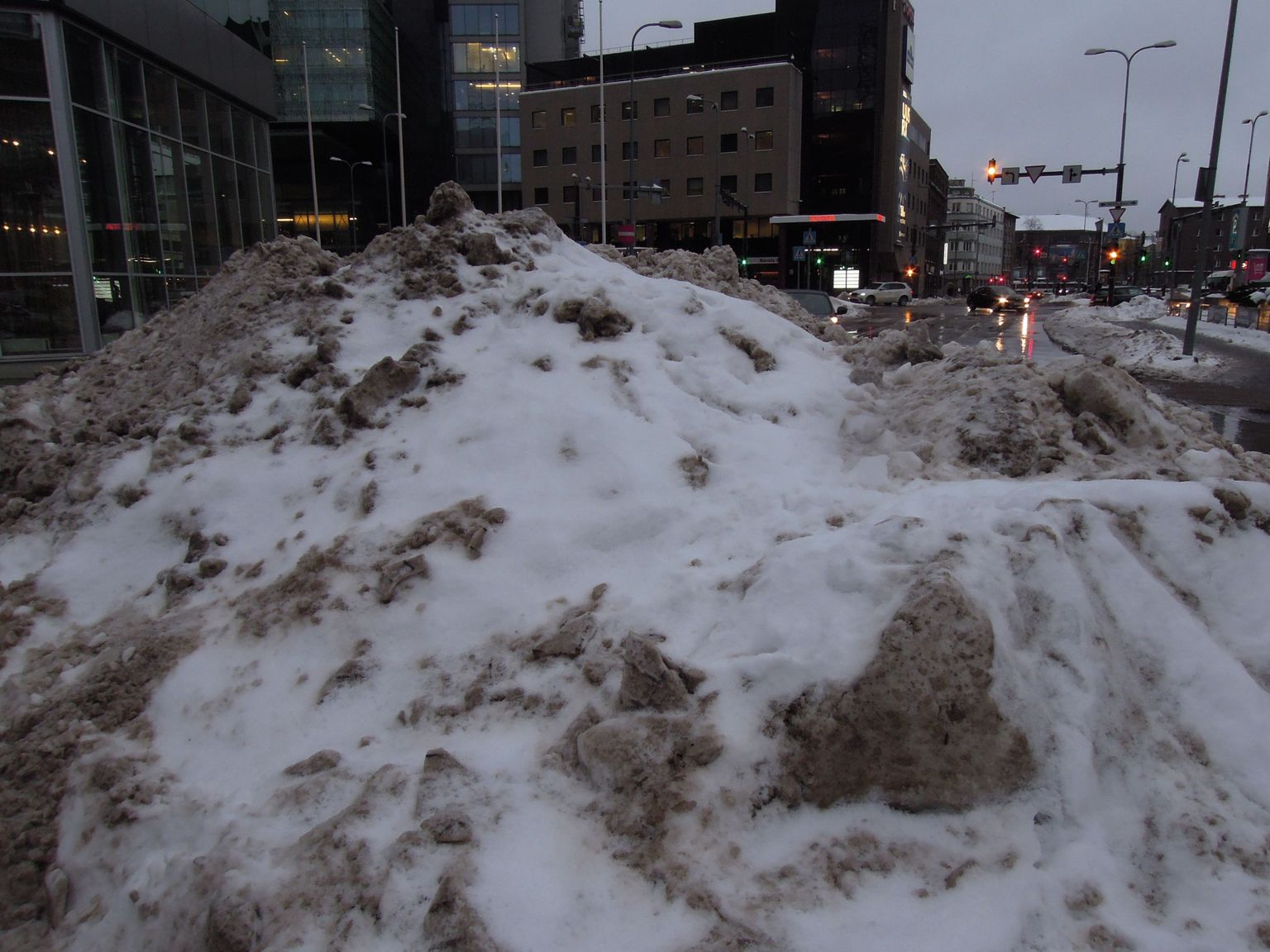 Одна из множества грязных куч снега на улицах столицы. Она находится неподалеку от нашей редакции, и снегоуборщики объезжают ее стороной.