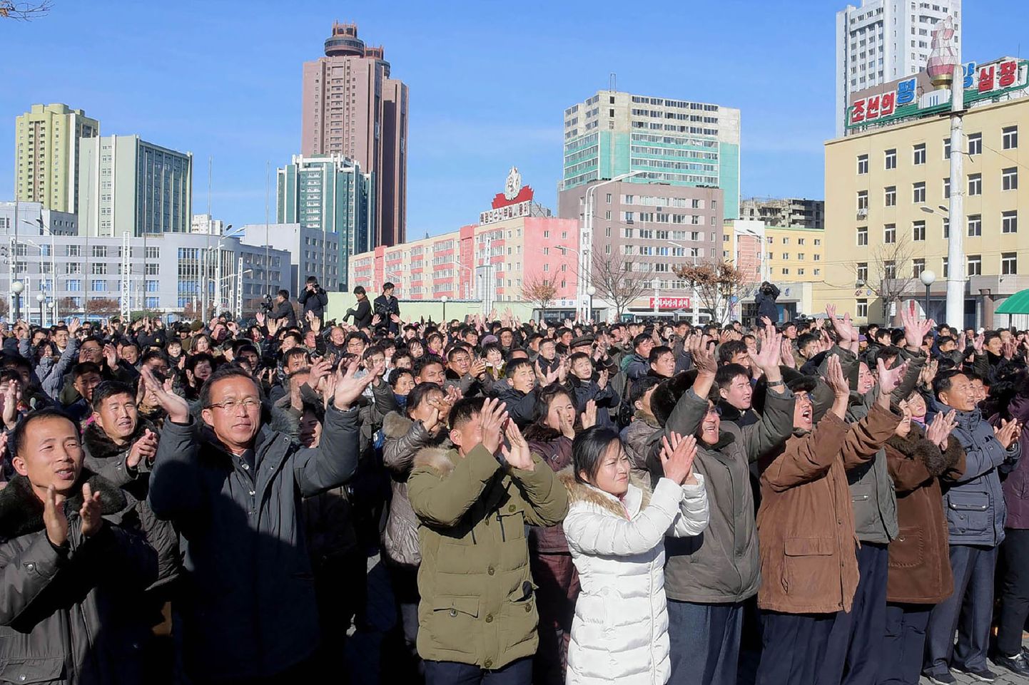 Põhjakorealased plaksutamas, kuuldes edukast raketikatsetusest
