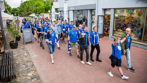 GALERII ⟩ Pärnut läbinud Eesti fännirongkäik trehvas suudlejaid ja ehmatas linnakodanikke