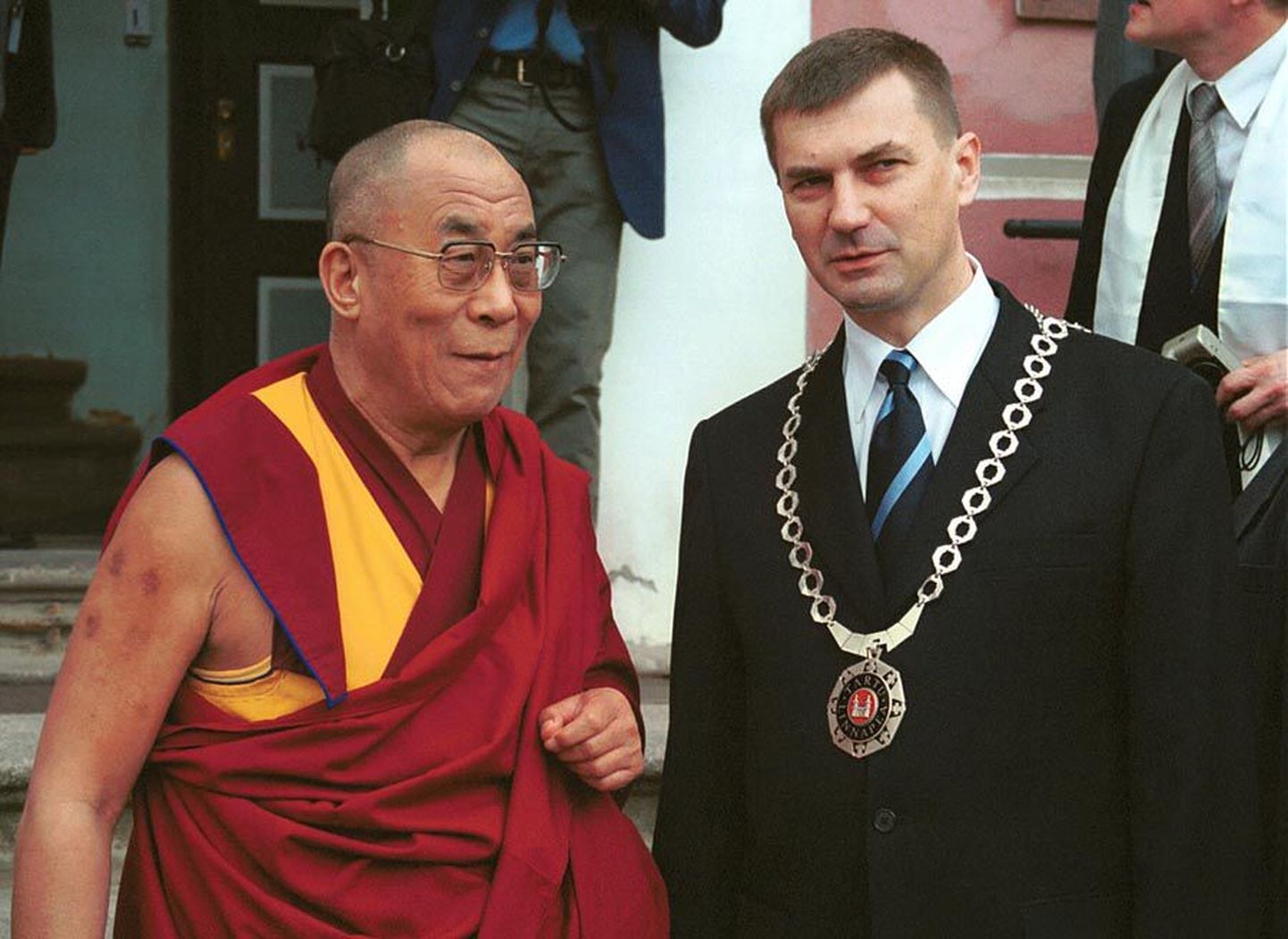 Dalai-laama Tenzin Gyatso kohtus 2001. aastal toonase Tartu linnapea Andrus Ansipiga.