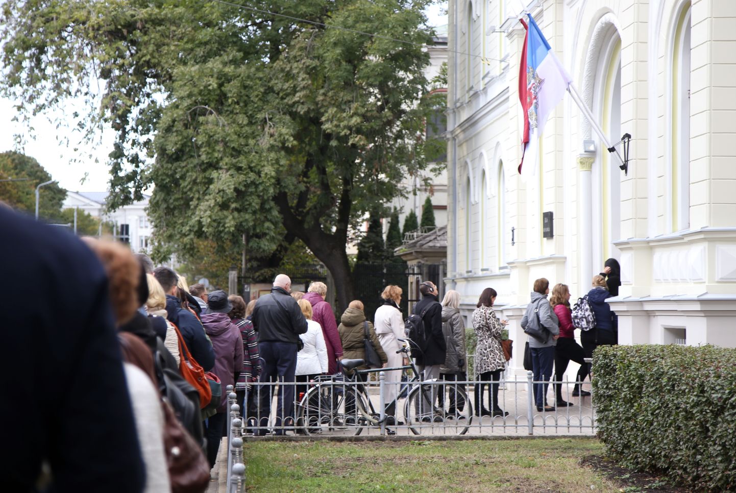 Rinda pie 13.Saeimas vēlēšanu 3. vēlēšanu iecirkņa Rīgas Valsts 1.ģimnāzijā, kurā līdz piektdienai iespējams nodot balsi glabāšanā.