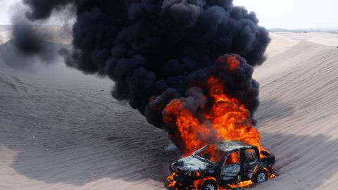Video: Argentina rallipiloodi masin põles Dakari rallil maani maha