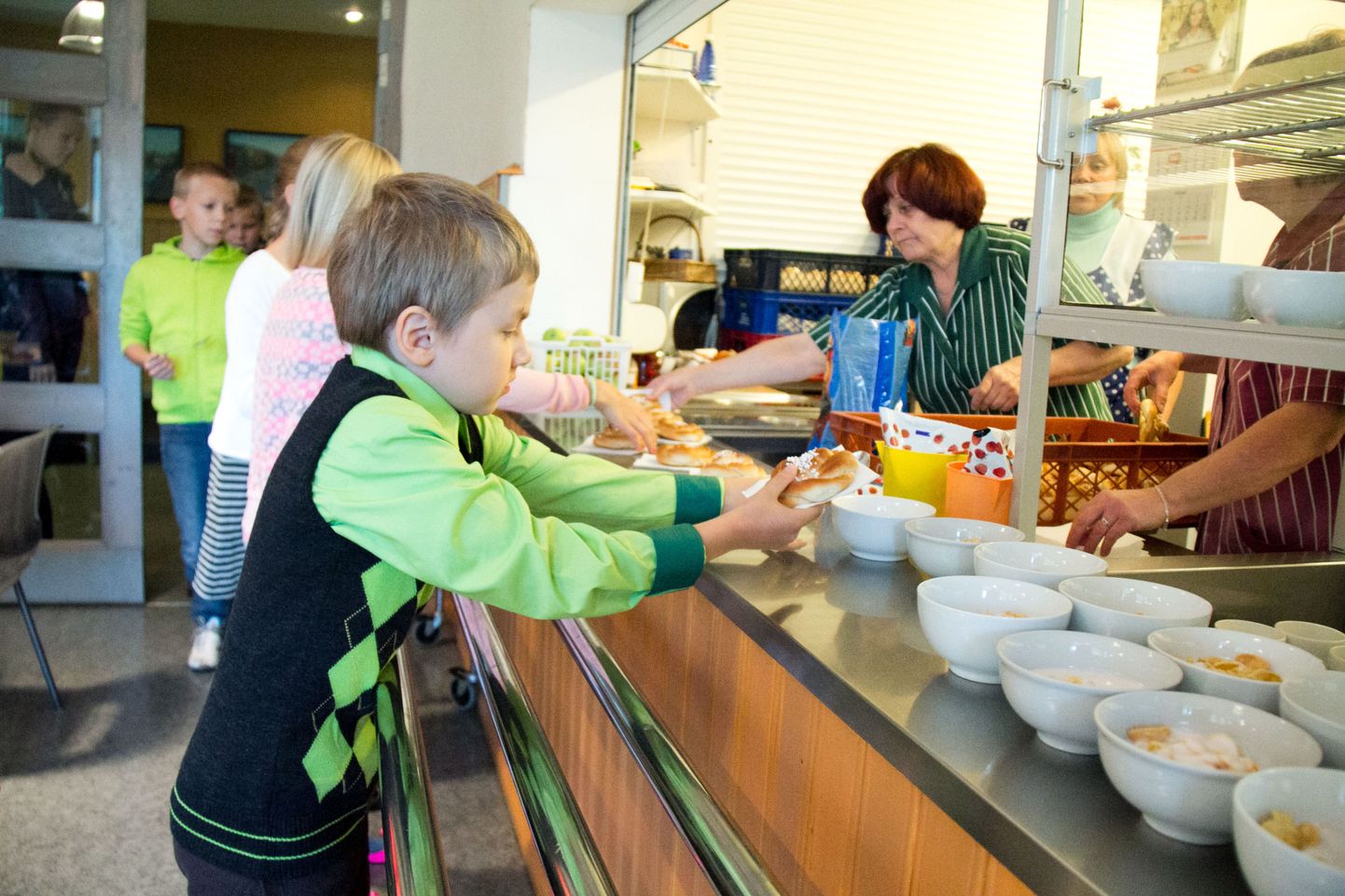 Õpilased kujutasid koolisööklaid rõõmsavärvilise, sooja ja hubase kohana. Fotol Rakvere eragümnaasiumi söökla.