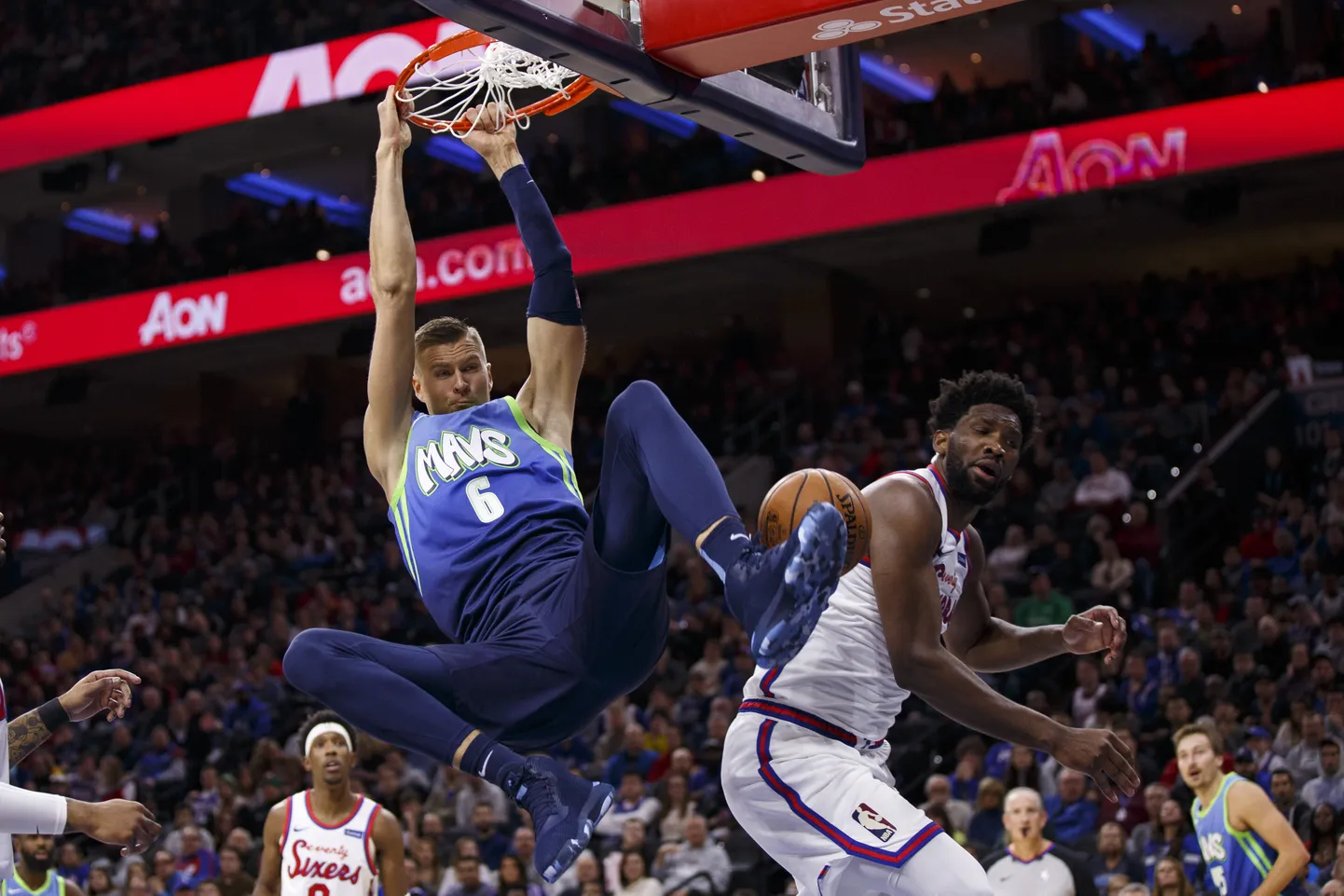 Dallas Mavericksi liider Kristaps Porzingis pealtpanekul.