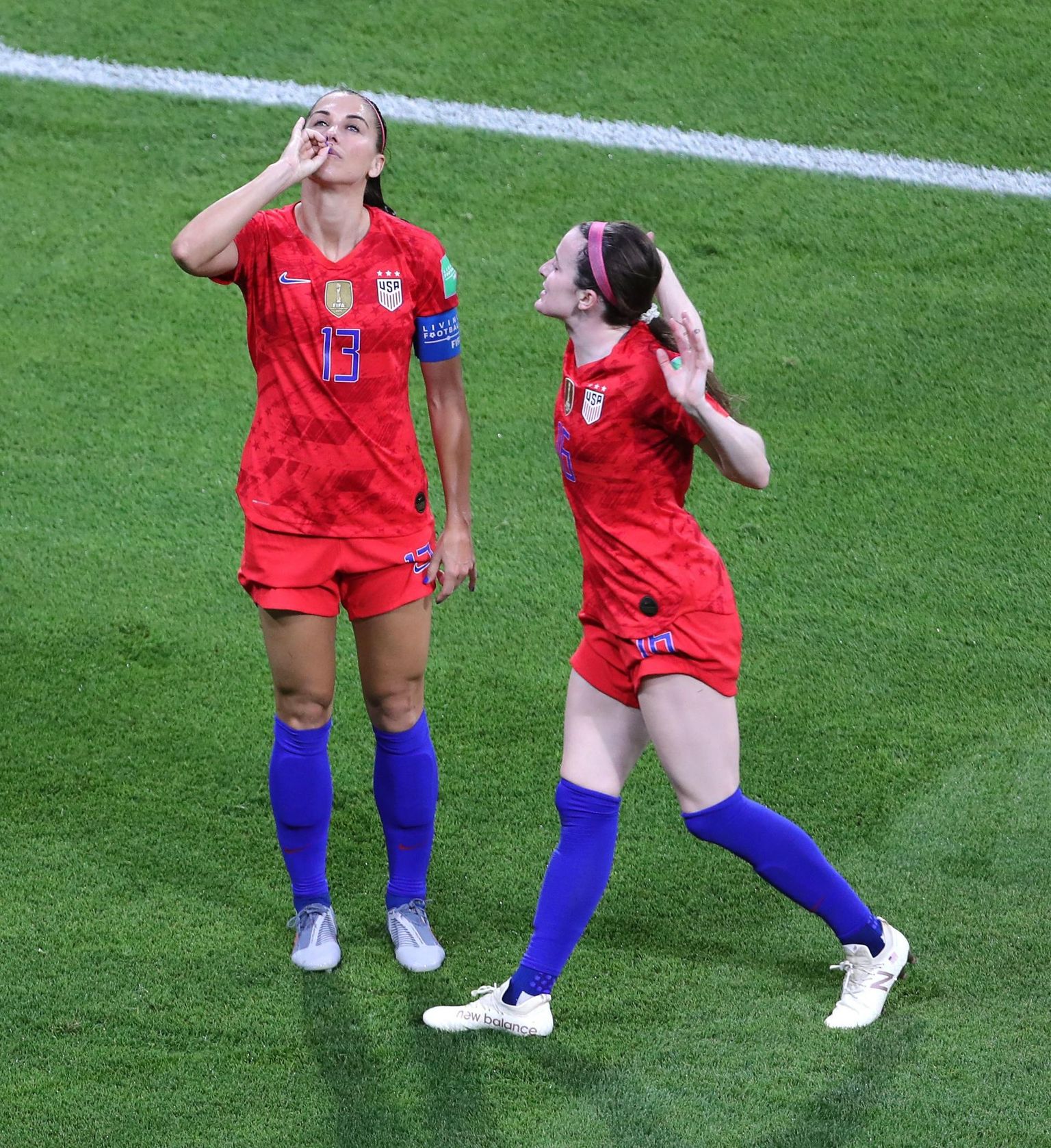 USA koondise nimekaim mängija Alex Morgan lõi poolfinaalis Inglismaa vastu naiskonna võiduvärava ning tähistas seda teejoomise žestiga. 
