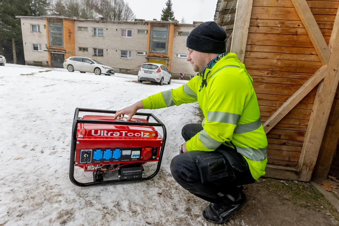 Kaansoo kortermajas elav Kert soetas omale möödunud nädalal generaatori, mis aitab elektrikatkestustega toime tulla.