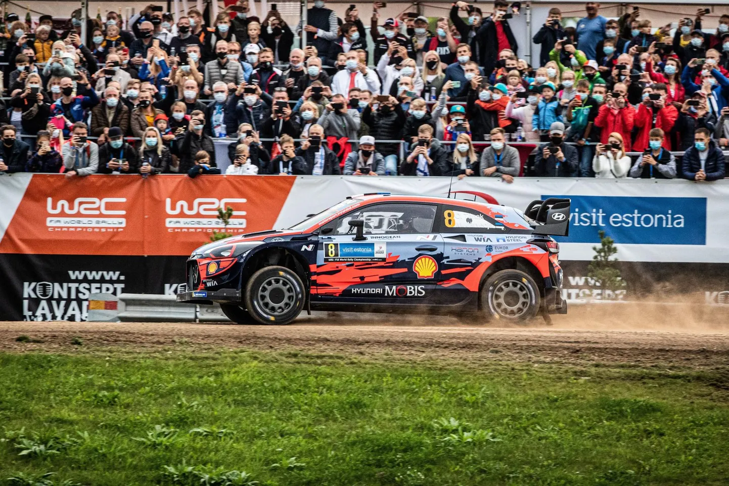 Ott Tänak tuhisemas mullu Rally Estonial publiku eest mööda.