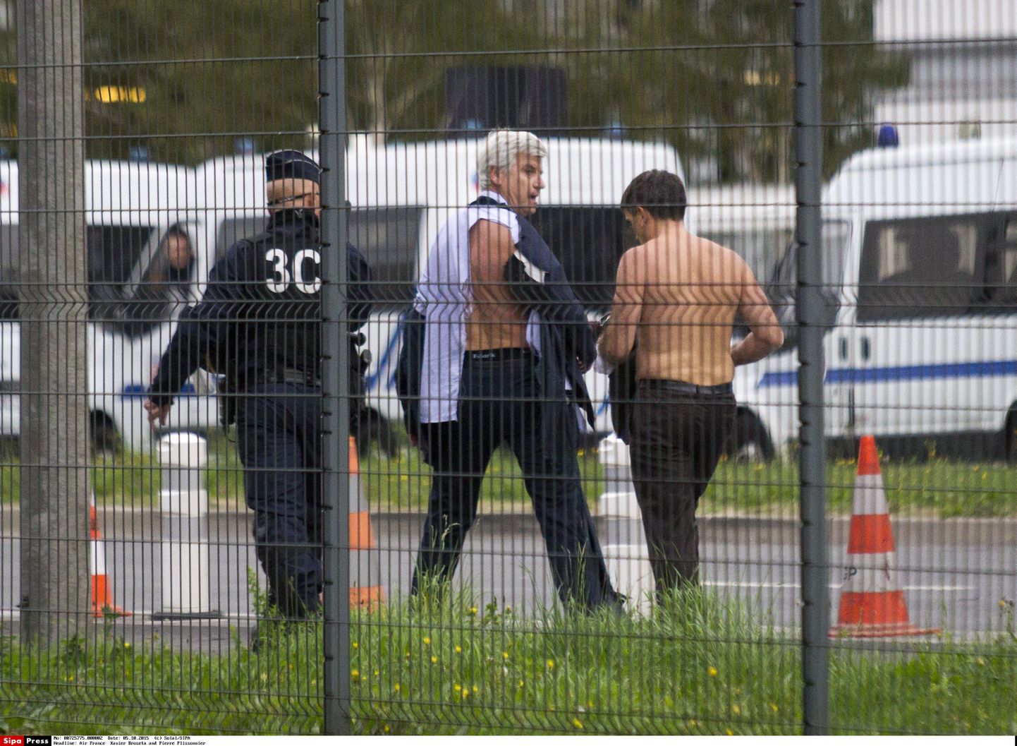 Air France'i personalidirektor Xavier Broseta (paremal) ja pikamaalendude asedirektor Pierre Plissonnier (keskel) pärast vihaste ametiühinguaktivistide rünnaku alla sattumist.
