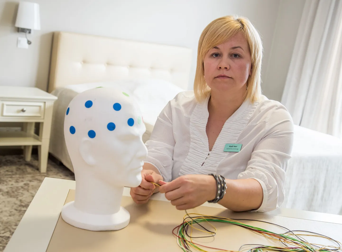 Lastearst ja -neuroloog Kadi Veri näitab, kuidas inimese ajutegevust une ajal jälgitakse.
