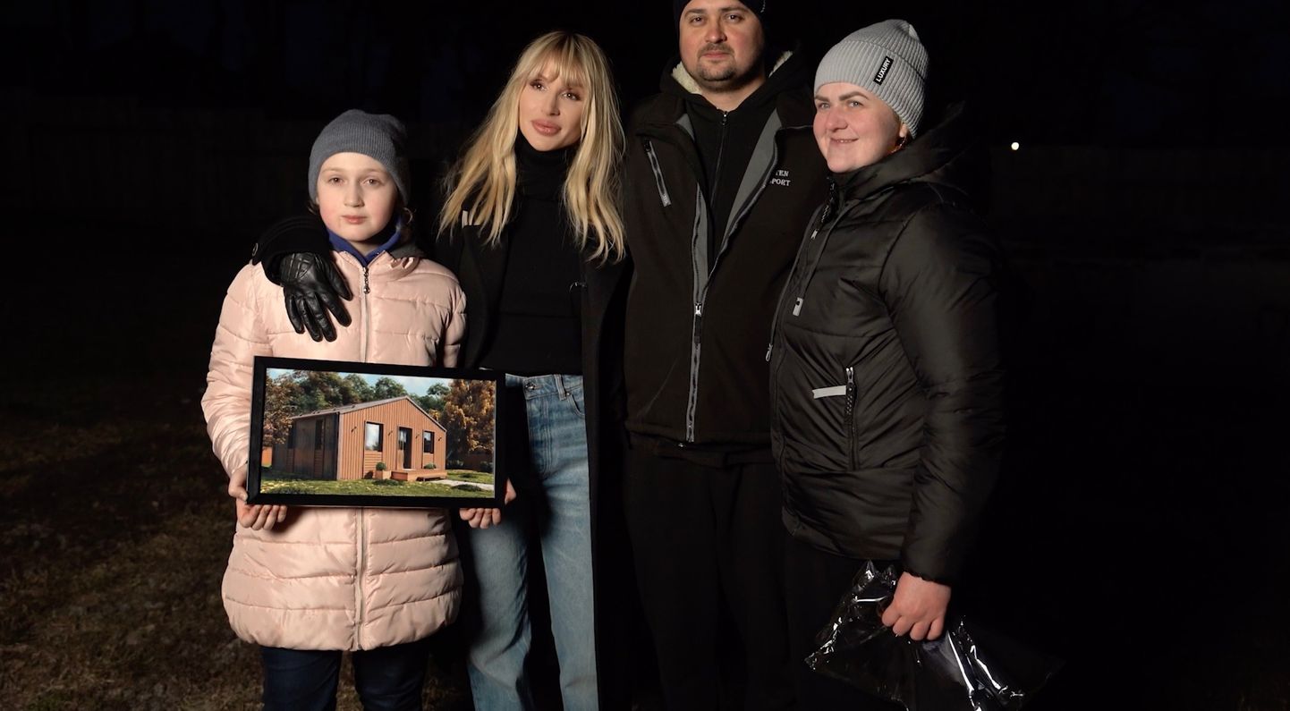 Светлана Лобода с семьей, получившей новый дом.