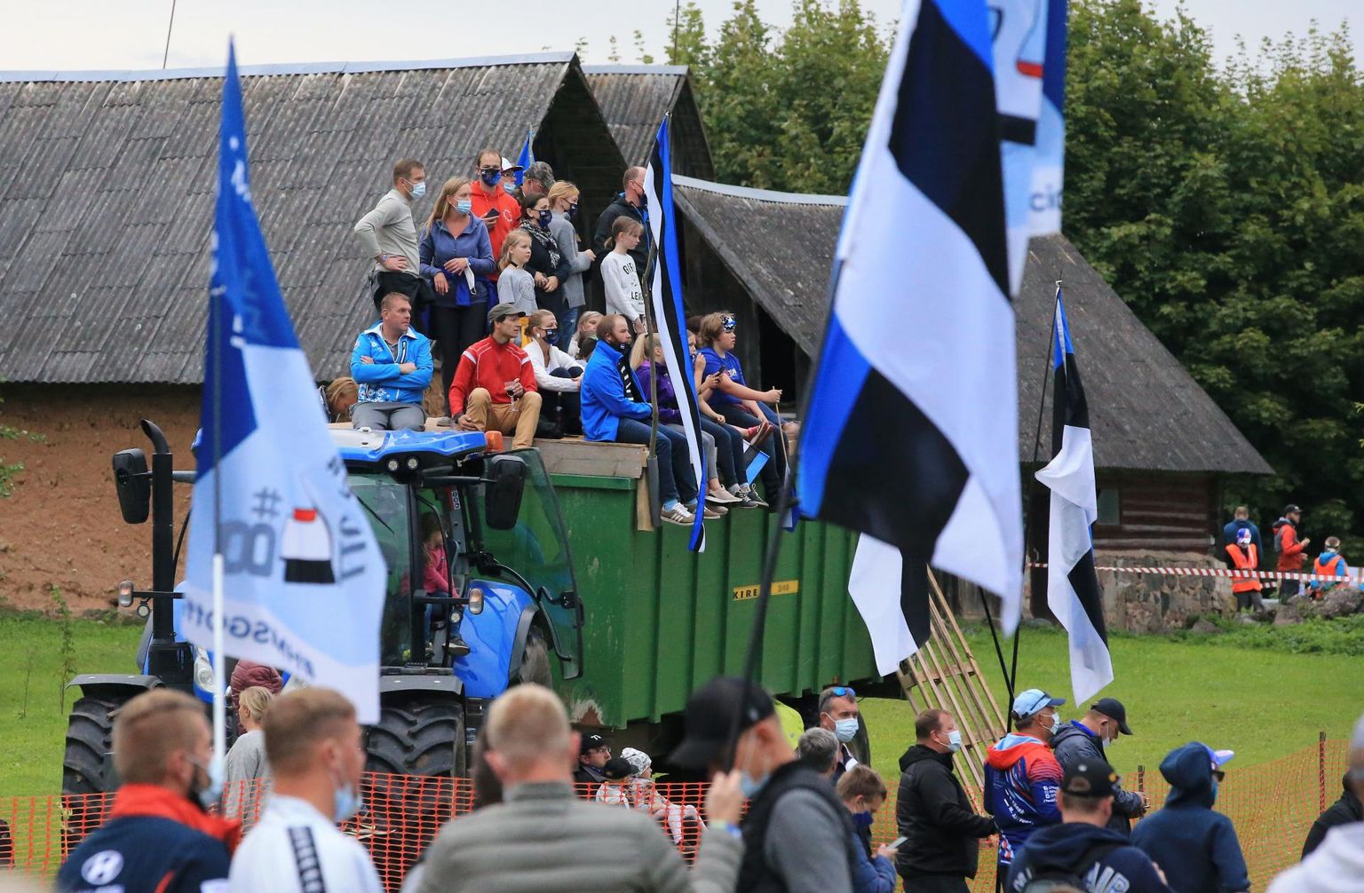 Tänavusele Rally Estoniale mahtus 16 000 pealtvaatajat, kellest paljudel jagus silmi vaid WRC-autodele, kirjutab rallihuviline ja Ken Torni endine kaardi­lugeja Aleks Lesk. Pildil olevate inimeste kohta see väide ei käi. 