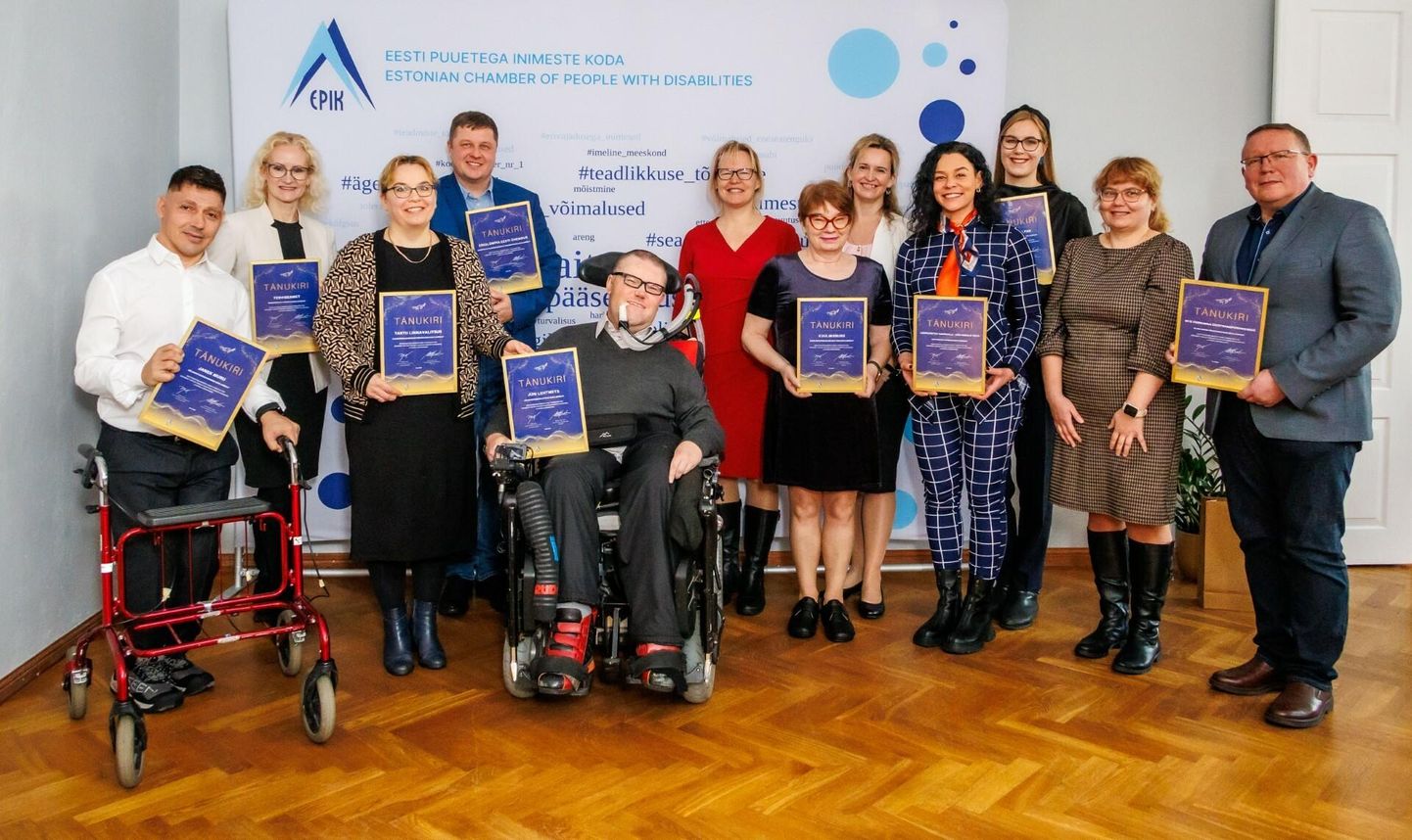 Kümnes kategoorias Eesti puuetega inimeste koja tunnustuse saanud laureaadid, kelle hulgas Pärnumaa ühistranspordikeskuse juht Andrus Kärpuk (paremal)