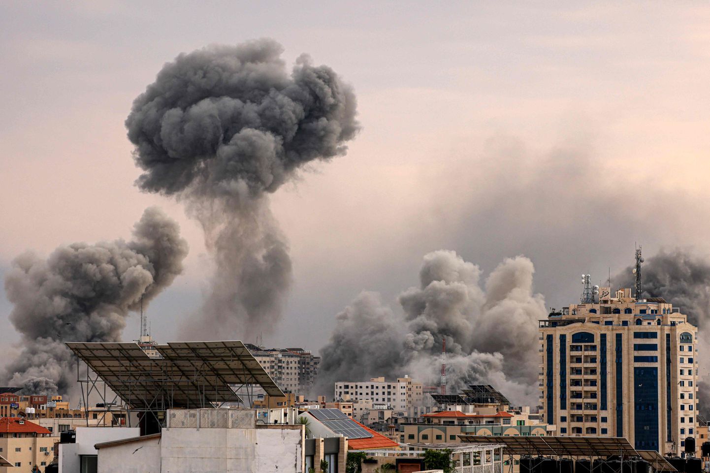 Suitsupilved tõusmas Gazast 9. oktoobril 2023. aastal, mida tabavad intentsiivsed Iisraeli õhurünnakud.