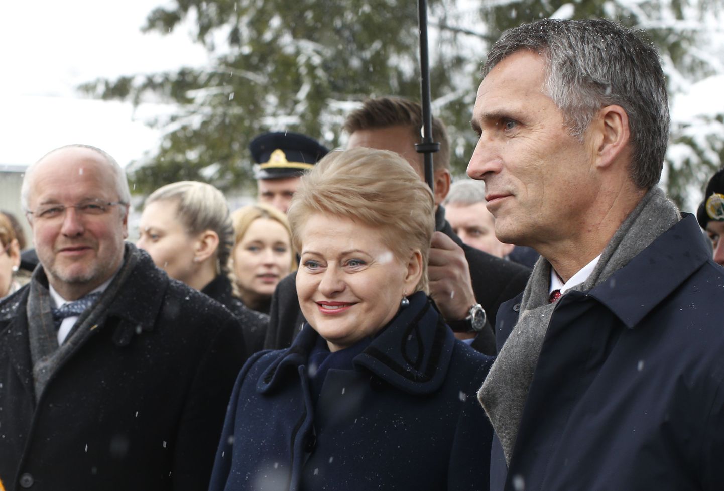 Leedu president Dalia Grybauskaite, NATO peasekretär Jens Stoltenberg (paremal) ja Leedu kaitseminister Juozas Olekas 21. novembril Leedus.