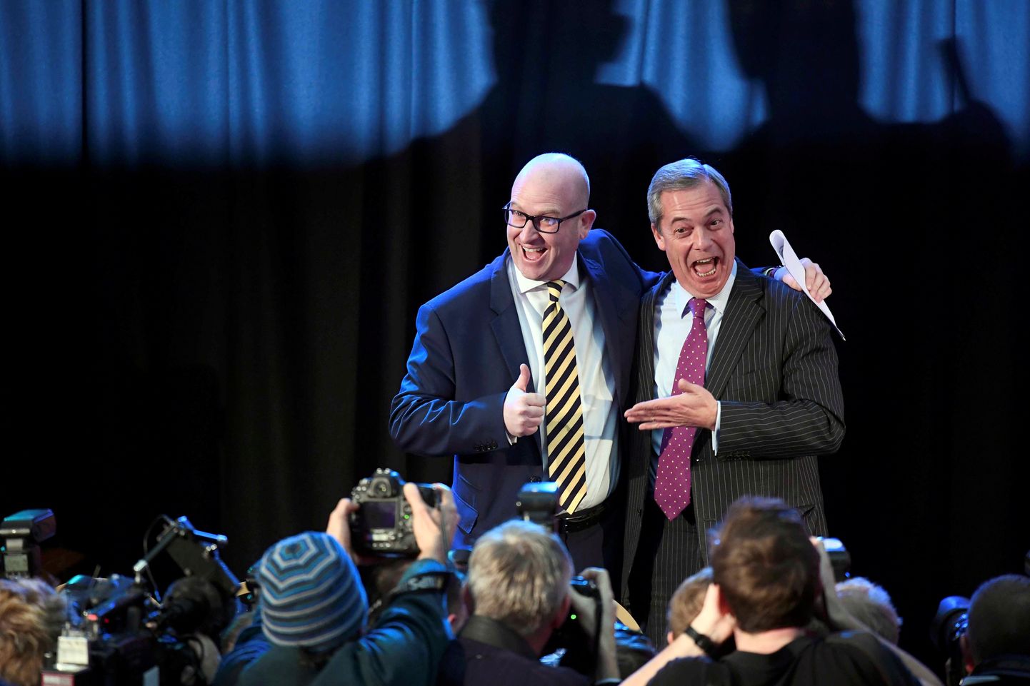 UKIP vastvalitud liider Paul Nuttall (vasakul) täna Londonis koos erakonnakaaslase ja Brexiti-kampaania häälekaima toetaja Nigel Farage'iga.