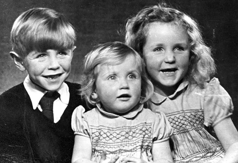 Stephen Hawking koos oma õdede Mary ja Phillipaga
