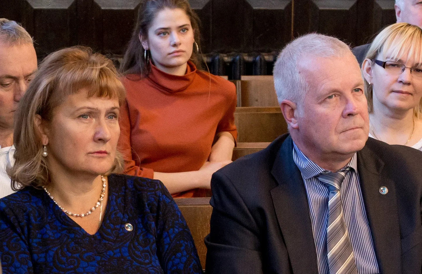 Veel hiljuti Pärnu linnavolikogu saalis kõrvuti istunud Aare Arva ja Helle Kullerkupu vahelt on läbi jooksnud must kass.
