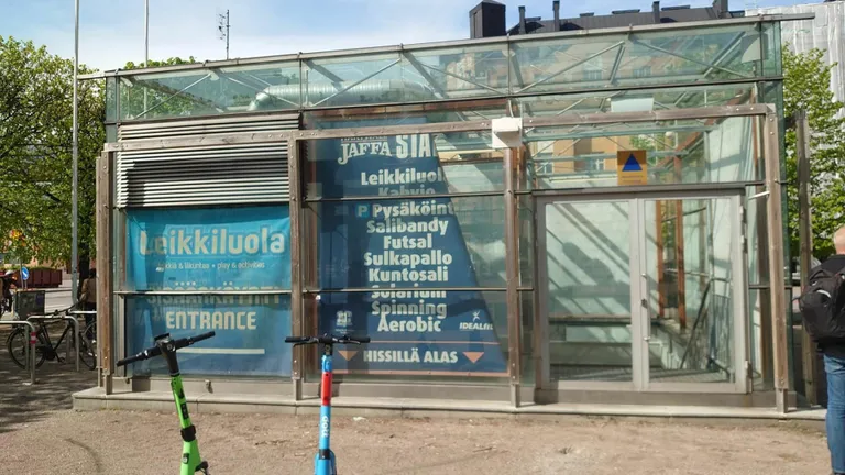 Tänaval teatab varjendi varuväljapääs, et siit saab mänguväljakule ja trenni.