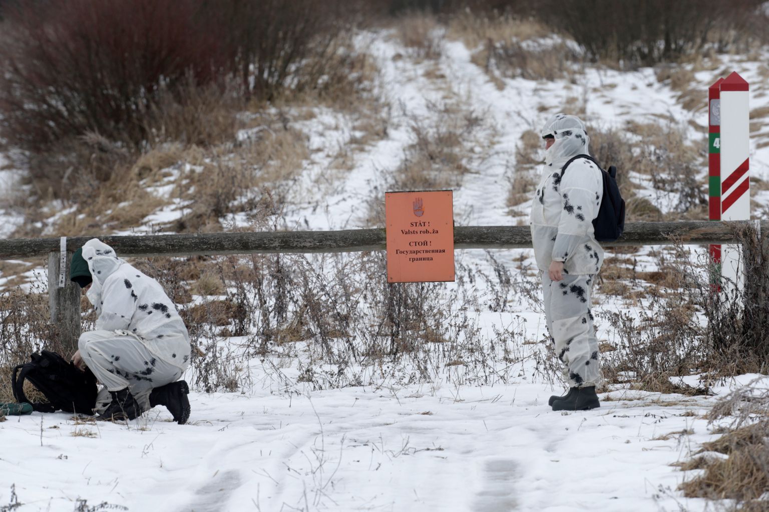 Läti piirivalvurid patrullimas Vene piiri ääres Lavosniekis.