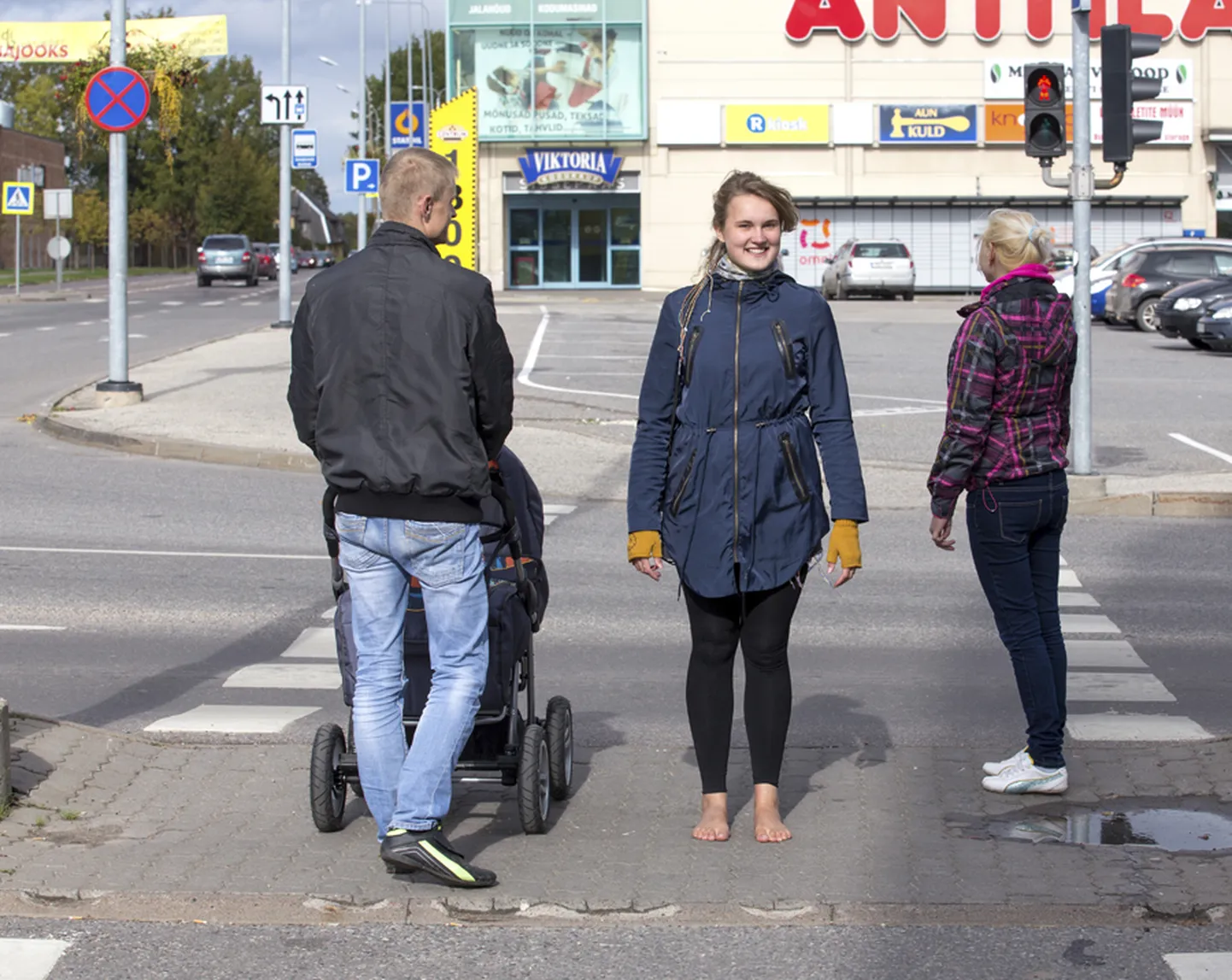 Kultuuriakadeemia üliõpilane Merily Porovart on viimase poolteise aasta jooksul saapad jalga tõmmanud vaid paaril külmal talvekuul, aga muidu on Eesti ilm tema arvates paljajalu käimiseks sobilik. Väikesed kivid võivad jalatallale küll haiget teha, kuid inimene harjub kõigega ning nüüdseks kivide torked teda enam ei häiri.