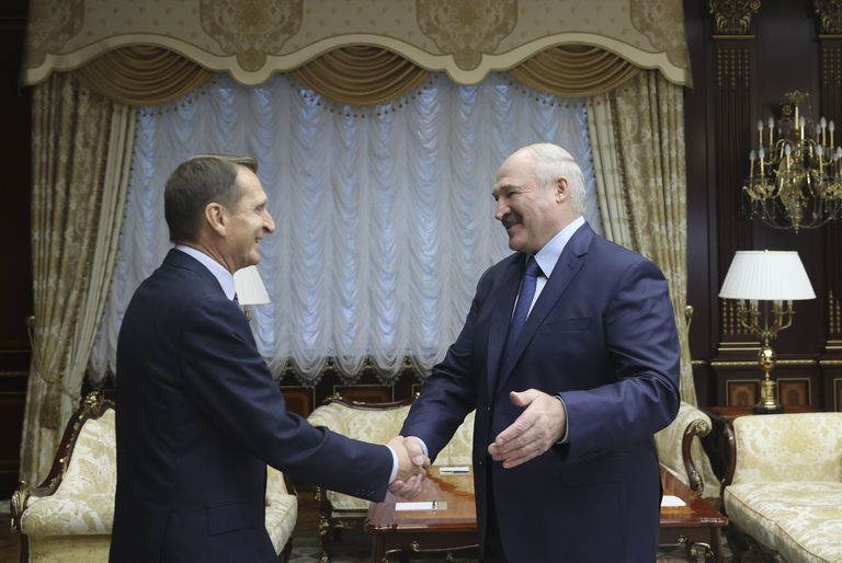 Директор Службы внешней разведки РФ Сергей Нарышкин на приеме у президента Беларуси Александра Лукашенко в 2021 году.