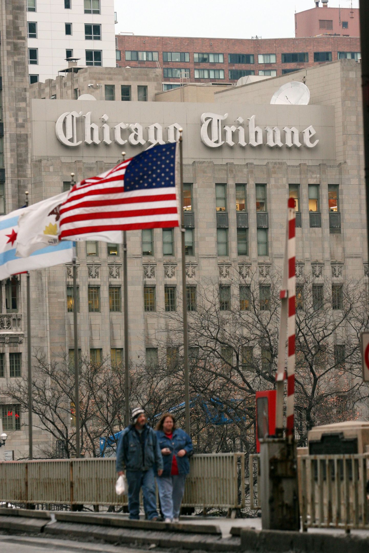 Lipud lehvimas ajalehe Chicago Tribune hoone ees 8. detsembril.