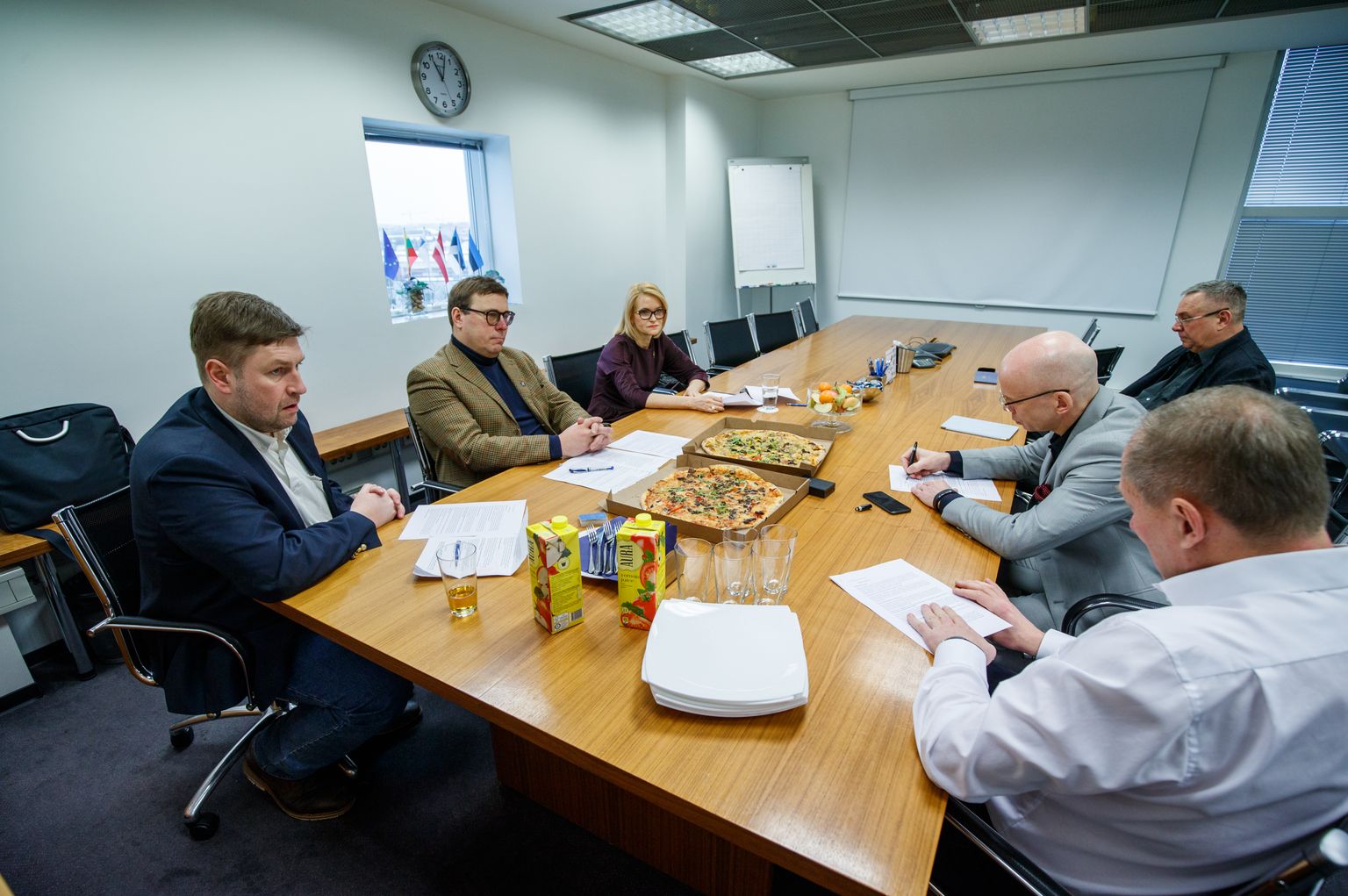 Parima ja halvima seaduse žürii koosolek Soraineni advokaadibüroos: Marti Aavik, Priidu Pärna, Ruth Oltjer, Jüri Saar, Allar Jõks ja Toomas Tamsar.