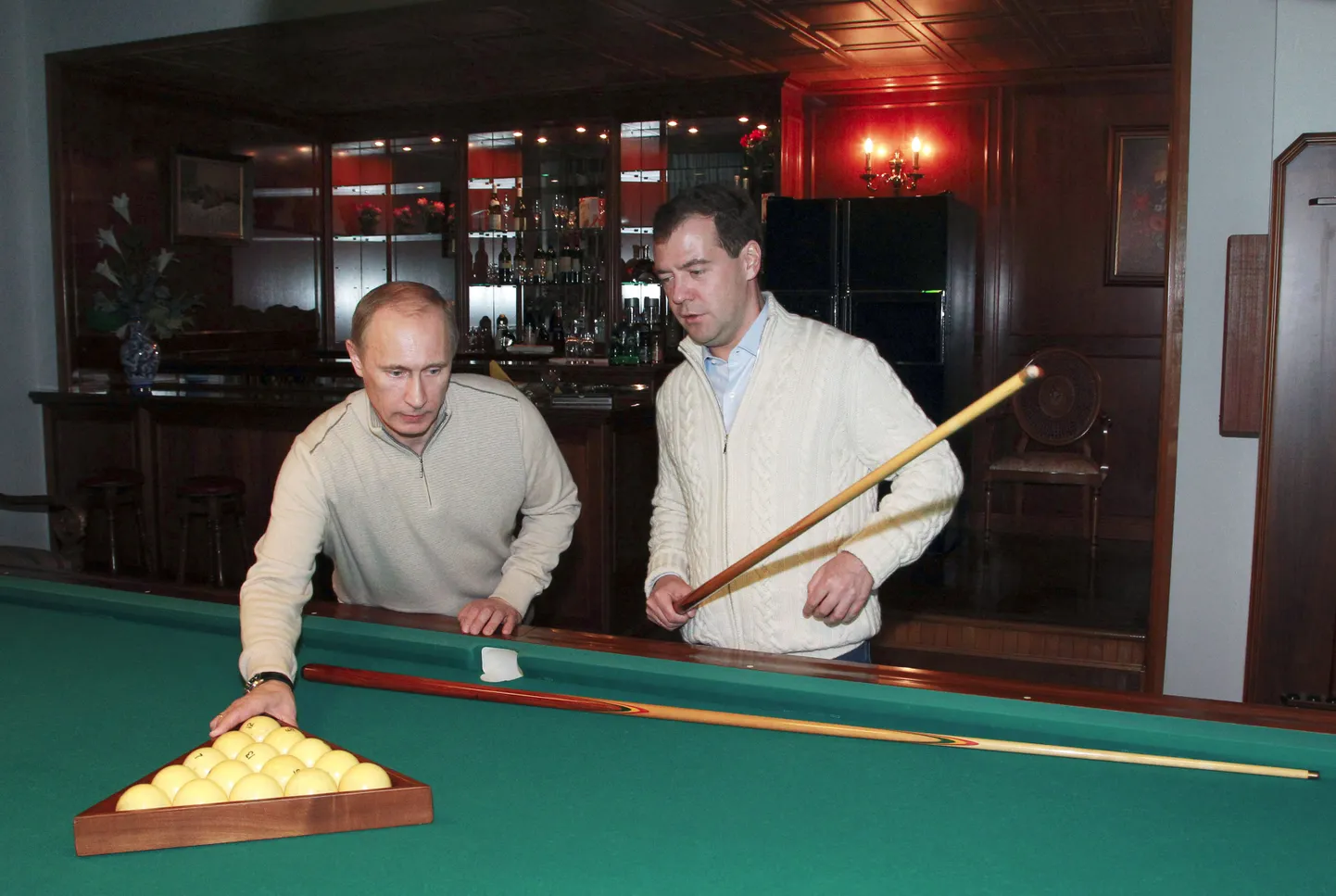 Dmitri Medvedev ja Vladimir Putin piljardimängu alustamas.