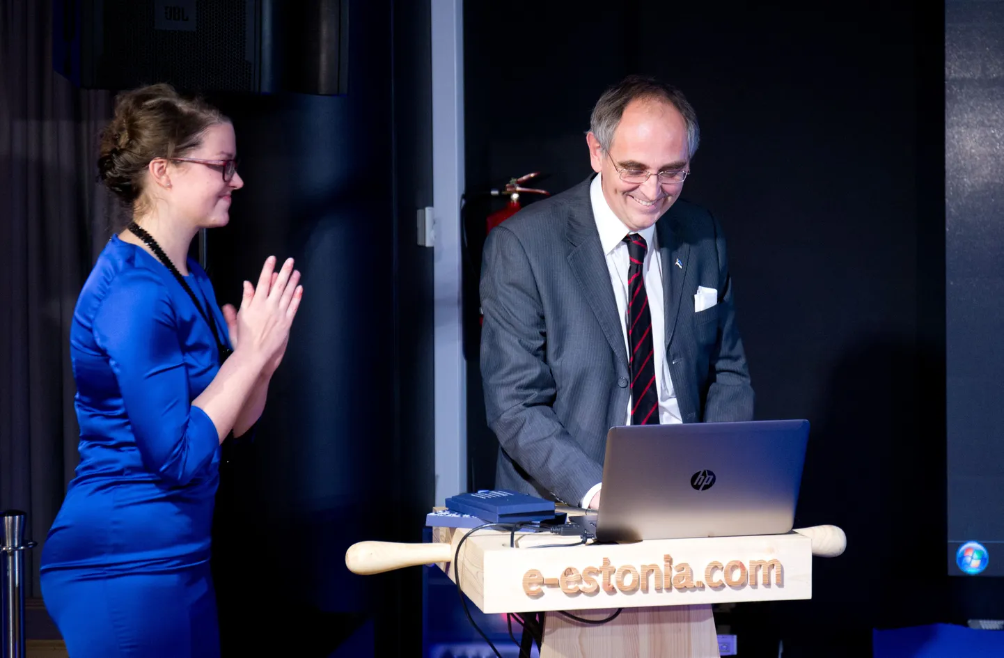 Ajakirjanik Edward Lucas täna Eesti esimest e-residendi kaarti proovimas.