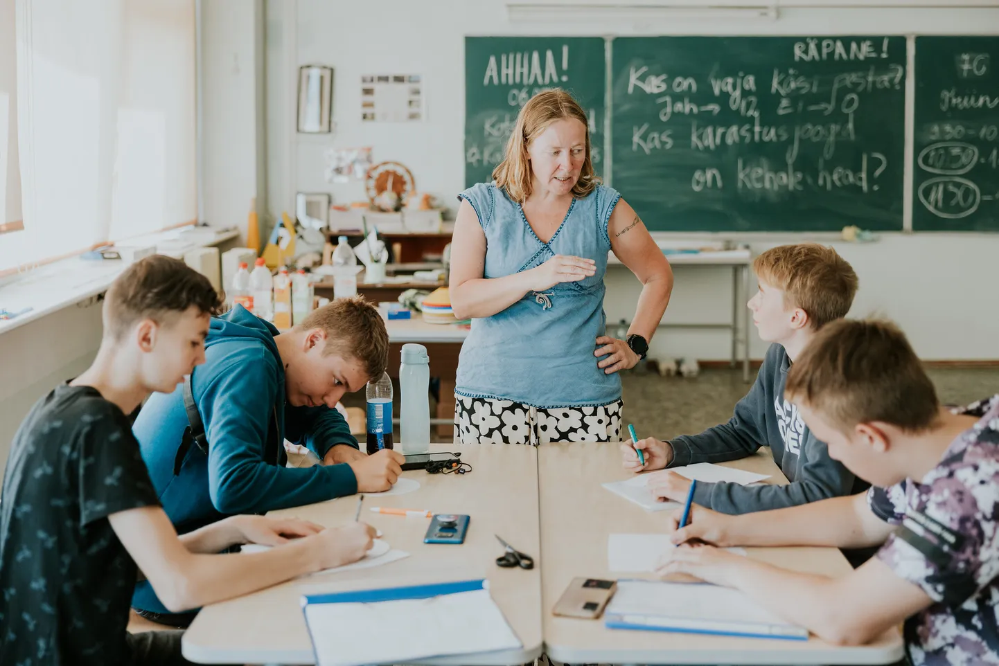 Narva linnalaager "Noored kooli" keskendub keeleõppele tegevuste abil.