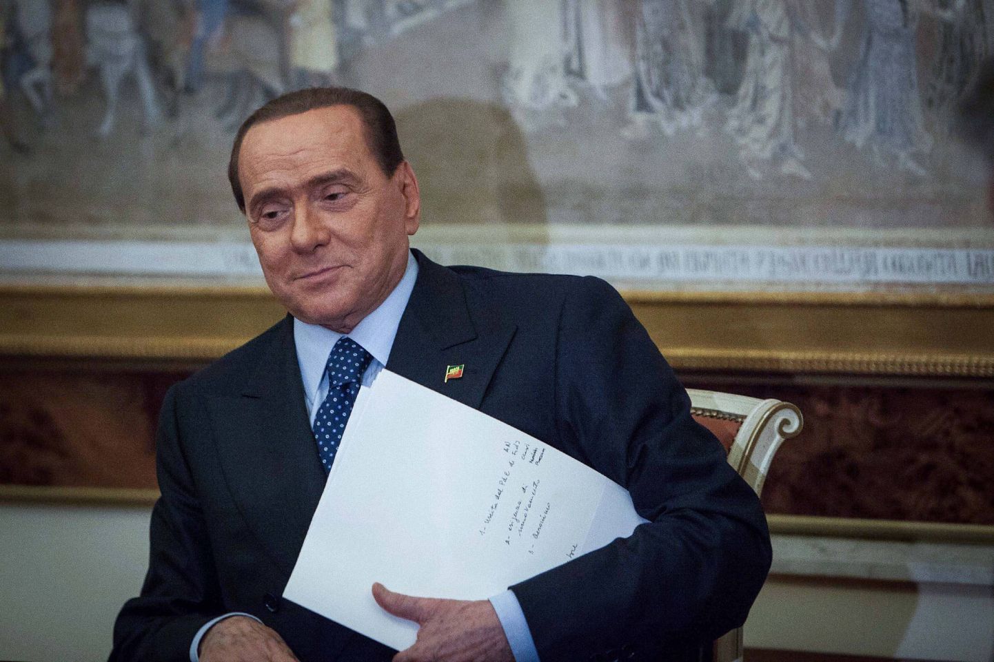 Itaalia ekspeaminister Silvio Berlusconi loobus kandideerimast presidendiametisse.
