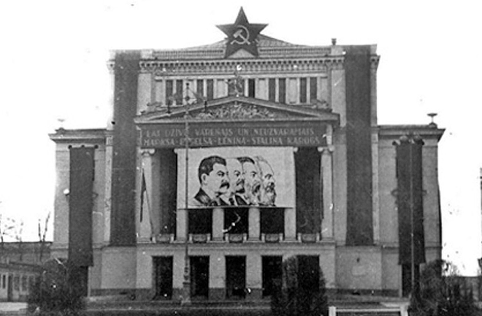 Latvijas Opera 1940. gada 7. novembrī PSRS okupācijas pirmajā gadā.