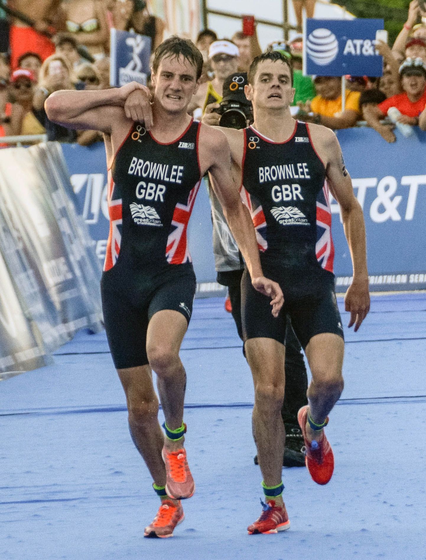 Alistair Brownlee (vasakul) aitab venna Jonathan Brownlee üle finišijoone.