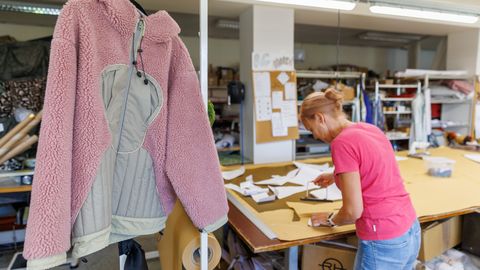 KES OLEKS USKUNUD? ⟩ Lauljatar Björki kleidid valmivad Rakvere õmblejate käe all