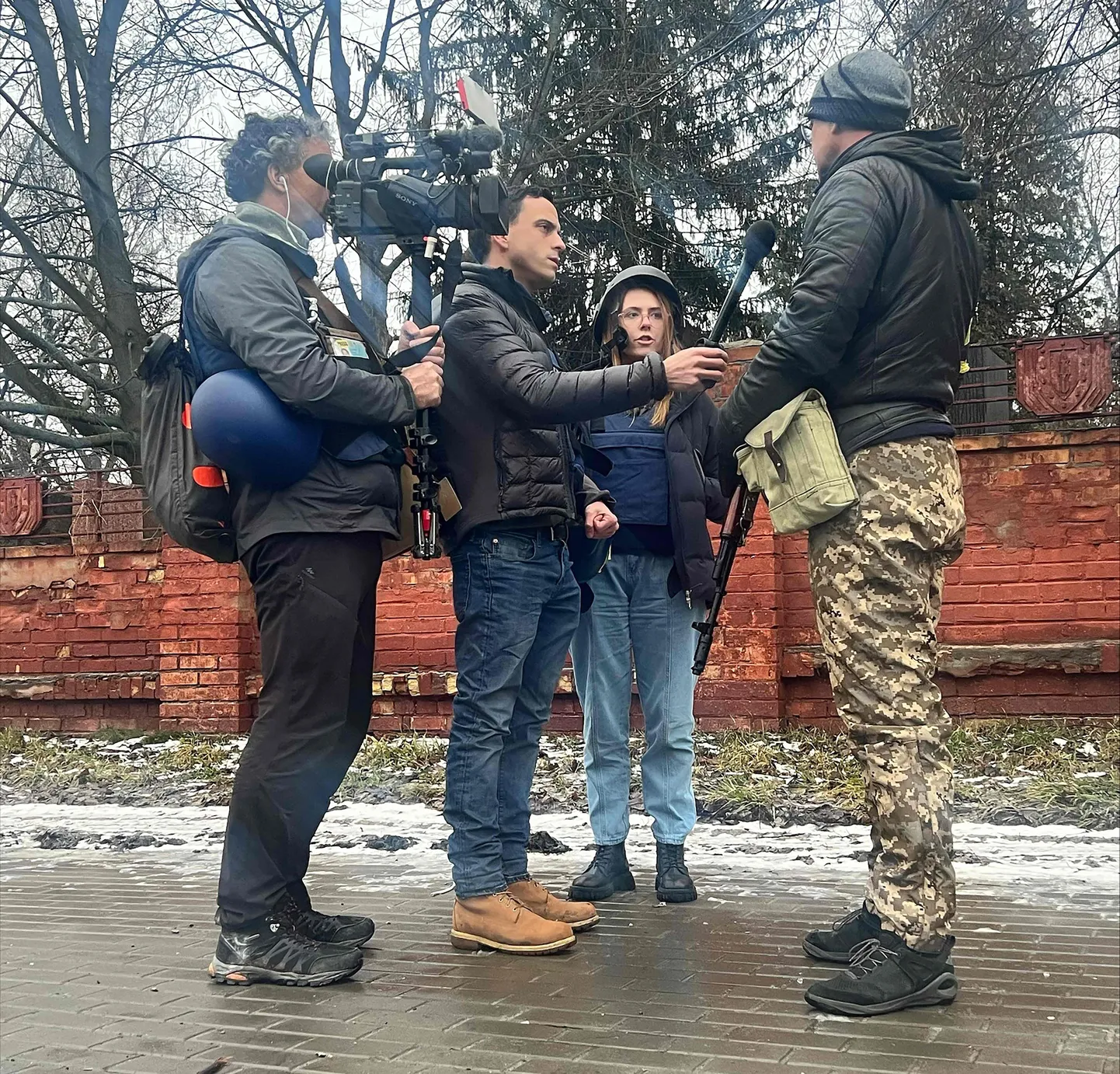 Fox Newsi fotograaf ja kaameramees Pierre Zakrzewski, USA ajakirjanik Trey Yingst ja Ukraina ajakirjanik Oleksandra Kuvšinova intervjueerimas Ukraina sõjaväelast. Zakrzewski ja Kuvšinova hukkusid 14. märtsil Kiievi lähedases Horenkas