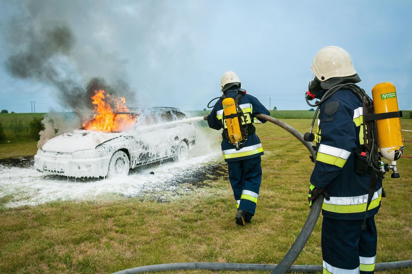 Tuletõrjujad kustutavad autopõlengut. Pilt on illustreeriv.
