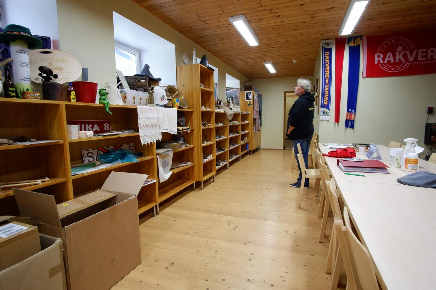 Kadrina Saunaklubi üheks olulisemaks eesmärgiks on ajaloo talletamine, seega on sauna juurde rajatud muuseum, mille eksponaate on aja jooksul kogunenud kaunike hulk: neid on saadud annetuseks ja hangitud ise. Pildil Rein Sikk unikaalses Kadrina sauna muuseumis.