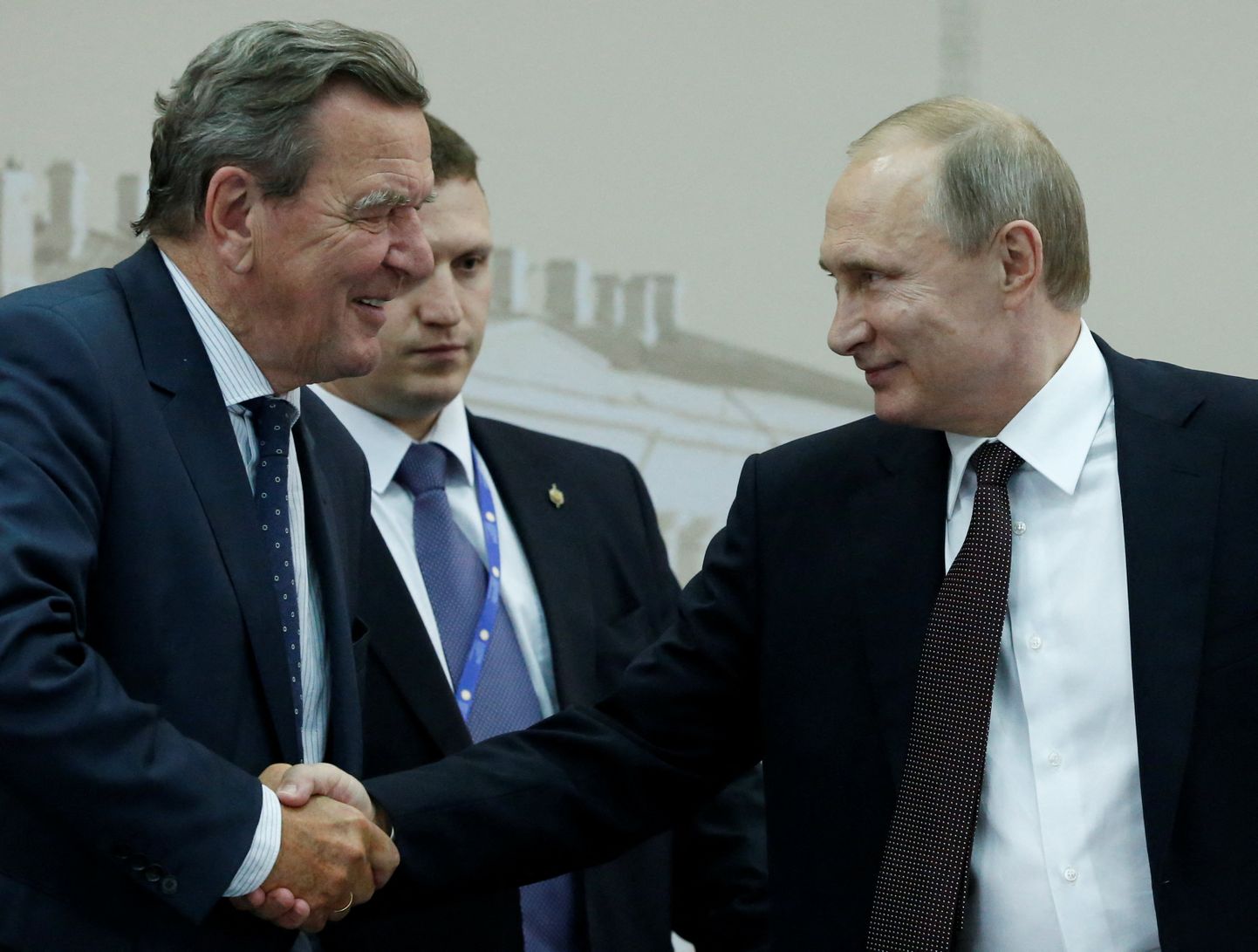 Saksamaa sotsiaaldemokraadist endine kantsler Gerhard Schröder ja Venemaa president Vladimir Putin 2016. aastal.